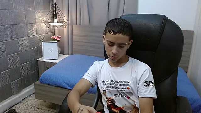 Xavii18 online show from December 2024 04:01:02 PM