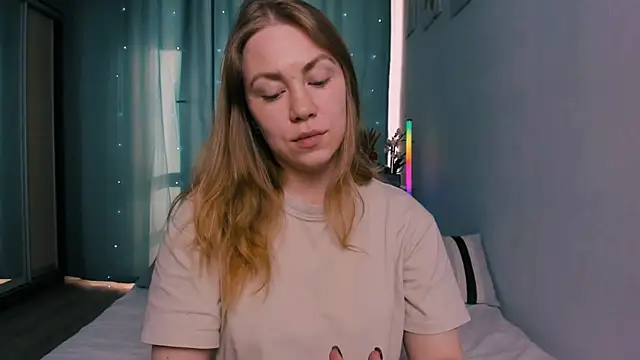 InsatiableFoxX online show from April 2026 06:14:02 AM