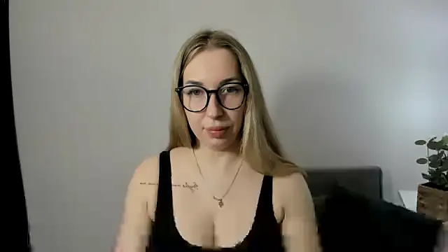 Snapshot of AriaDesire chatting on March 2026 08:07:01 AM AriaDesire online show from March 2026 08:07:01 AM