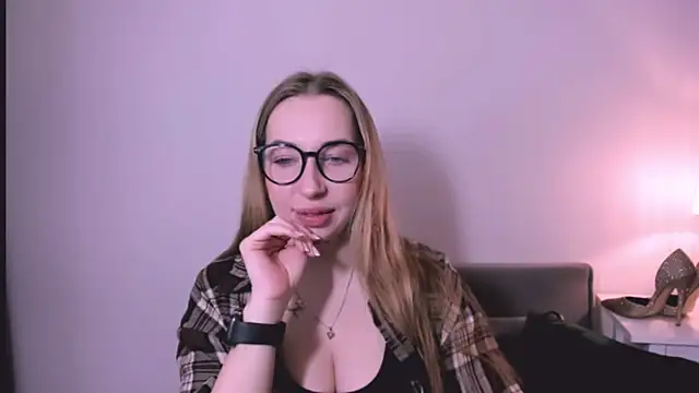 Snapshot of AriaDesire chatting on April 2026 06:24:01 AM AriaDesire online show from April 2026 06:24:01 AM