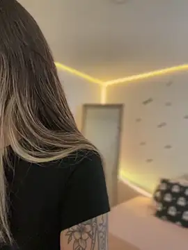 AmmyCollinsW online show from November 2025 08:00:01 PM