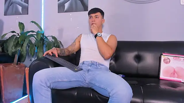 Cristopher strong online show from February 2025 04:32:01 PM