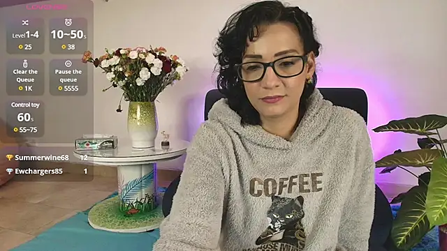 Snapshot of Elliee_ chatting on February 2025 03:27:01 PM Elliee online show from February 2025 03:27:01 PM