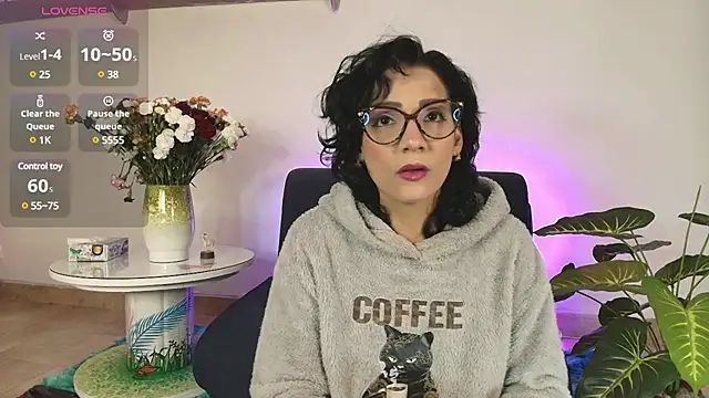 Snapshot of Elliee_ chatting on February 2025 12:43:02 PM Elliee online show from February 2025 12:43:02 PM