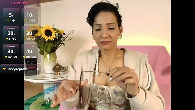 Snapshot of Elliee_ chatting on February 2025 04:16:01 PM Elliee online show from February 2025 04:16:01 PM