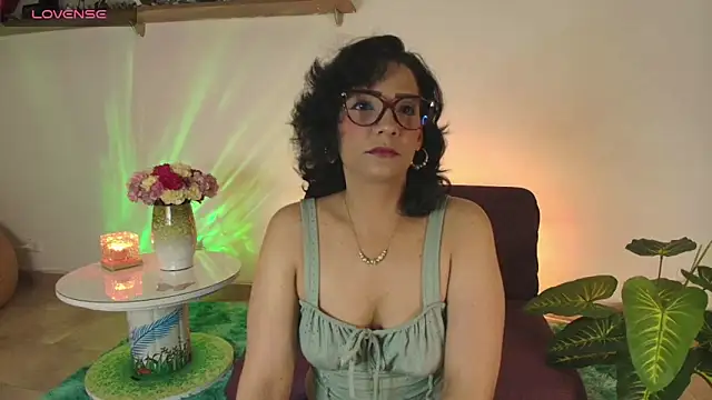 Snapshot of Elliee_ chatting on February 2025 12:09:02 PM Elliee online show from February 2025 12:09:02 PM