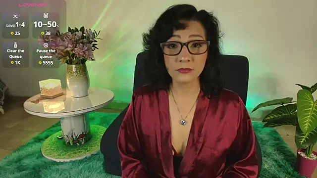 Snapshot of Elliee_ chatting on March 2025 12:17:01 PM Elliee online show from March 2025 12:17:01 PM