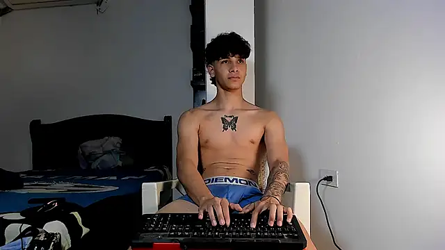 Snapshot of Snakebutterfly chatting on December 2024 03:18:02 AM Snakebutterfly online show from December 2024 03:18:02 AM