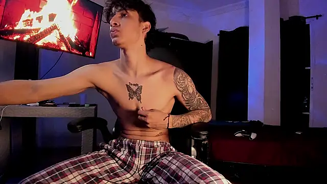 Snapshot of Snakebutterfly chatting on February 2025 06:33:01 AM Snakebutterfly online show from February 2025 06:33:01 AM