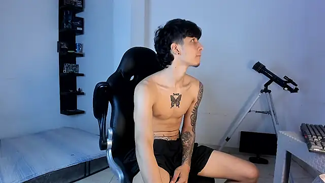 Snapshot of Snakebutterfly chatting on October 2025 10:07:01 AM Snakebutterfly online show from October 2025 10:07:01 AM