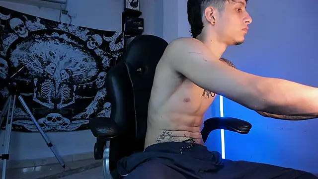 Snapshot of Snakebutterfly chatting on December 2025 12:04:01 AM Snakebutterfly online show from December 2025 12:04:01 AM