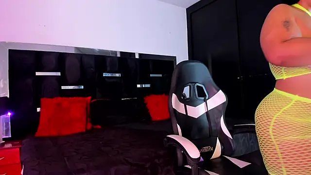 Tasha Sant online show from October 2025 07:25:02 PM