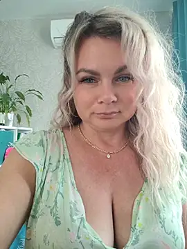 Snapshot of candy_queeen chatting on June 2026 04:42:02 AM candy queeen online show from June 2026 04:42:02 AM