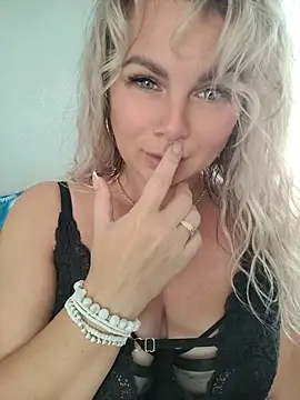 Snapshot of candy_queeen chatting on June 2026 04:45:01 AM candy queeen online show from June 2026 04:45:01 AM