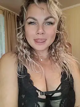 Snapshot of candy_queeen chatting on July 2026 04:40:02 AM candy queeen online show from July 2026 04:40:02 AM