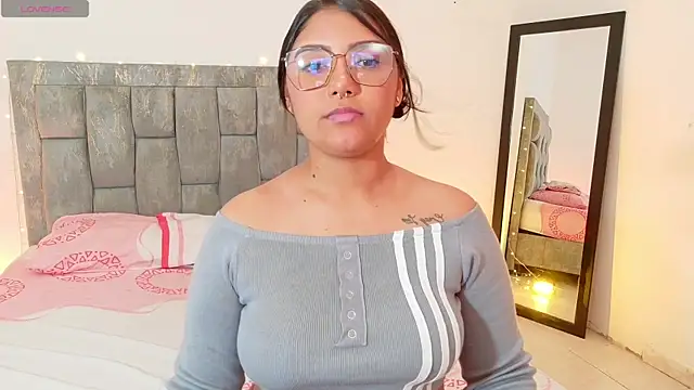 Snapshot of DIANEE_01 chatting on May 2026 10:51:01 PM DIANEE 01 online show from May 2026 10:51:01 PM