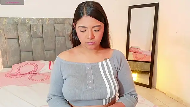 Snapshot of DIANEE_01 chatting on May 2026 09:27:01 PM DIANEE 01 online show from May 2026 09:27:01 PM