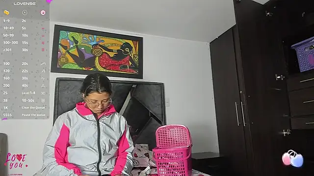 Vahiolet smith online show from November 2025 03:28:02 AM