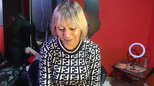 KLOE PIELL online show from November 2025 08:11:01 PM