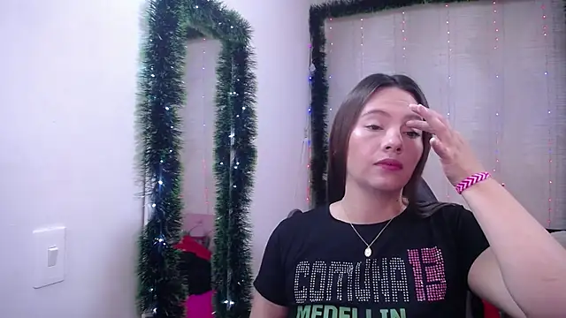 Snapshot of lauraguzman chatting on January 2025 03:16:02 AM lauraguzman online show from January 2025 03:16:02 AM