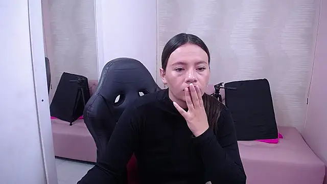 Snapshot of lauraguzman chatting on February 2025 03:03:01 AM lauraguzman online show from February 2025 03:03:01 AM