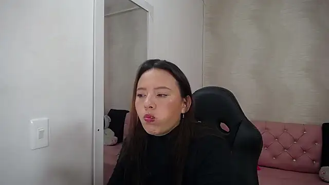 Snapshot of lauraguzman chatting on February 2025 03:01:02 AM lauraguzman online show from February 2025 03:01:02 AM