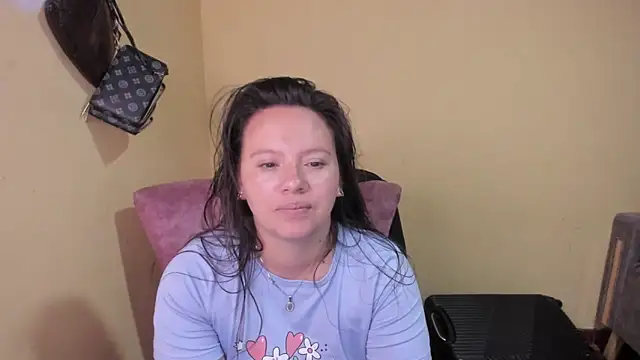Snapshot of lauraguzman chatting on May 2026 06:32:01 AM lauraguzman online show from May 2026 06:32:01 AM