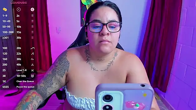 Snapshot of Sharon_hils chatting on January 2025 04:30:01 PM Sharon hils online show from January 2025 04:30:01 PM