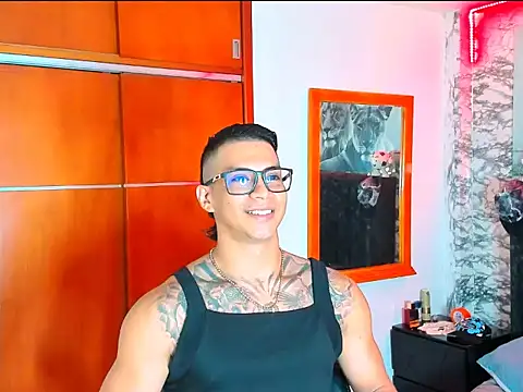 Snapshot of Aaron_Toy chatting on January 2026 08:22:01 PM Aaron Toy online show from January 2026 08:22:01 PM