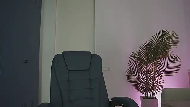 Yvonna One online show from April 2026 02:13:02 PM