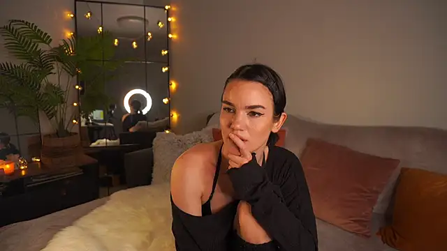 Heidi11 online show from October 2025 07:47:01 PM