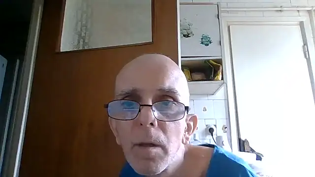 Snapshot of mariusica1@xh chatting on June 2026 02:05:02 PM mariusica1xh online show from June 2026 02:05:02 PM
