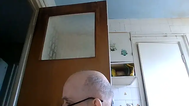 Snapshot of mariusica1@xh chatting on June 2026 02:52:01 PM mariusica1xh online show from June 2026 02:52:01 PM
