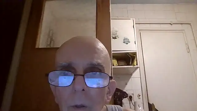 Snapshot of mariusica1@xh chatting on June 2026 06:42:01 PM mariusica1xh online show from June 2026 06:42:01 PM