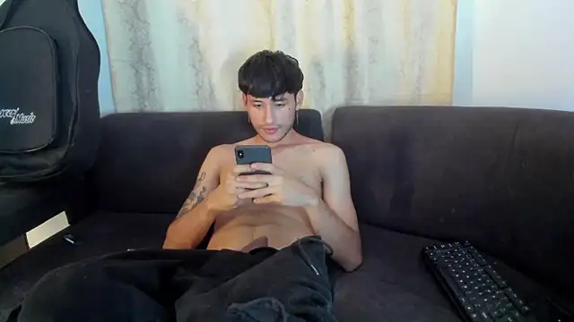 Snapshot of Henrikk_senn chatting on October 2025 09:48:02 PM Henrikk senn online show from October 2025 09:48:02 PM