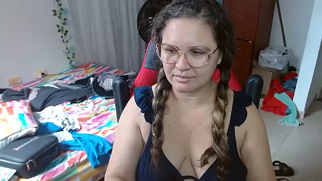 helenca43 online show from February 2026 01:52:01 PM