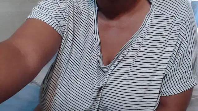 FlavoredNia online show from March 2025 12:33:02 PM