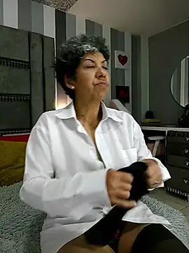 Julianewell online show from November 2025 12:38:01 PM