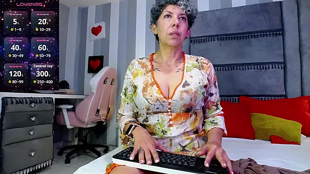 Snapshot of Julianewell chatting on May 2026 12:21:02 PM Julianewell online show from May 2026 12:21:02 PM
