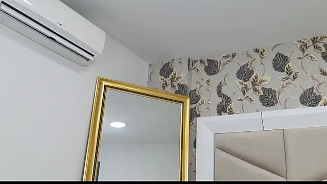 AlizonMoreti online show from October 2025 01:01:01 PM