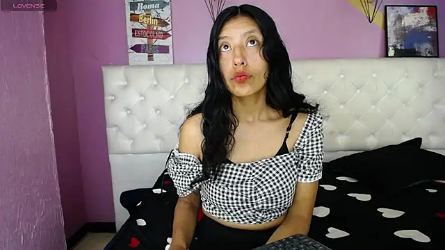 karolinee 66  online show from December 2024 05:04:01 AM