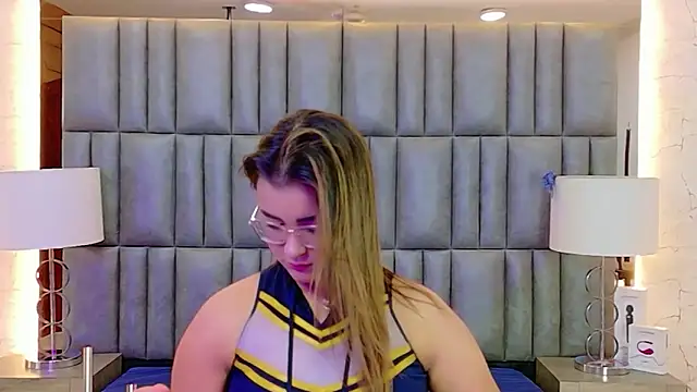 Snapshot of ZoehRoux chatting on December 2025 04:17:02 AM ZoehRoux online show from December 2025 04:17:02 AM