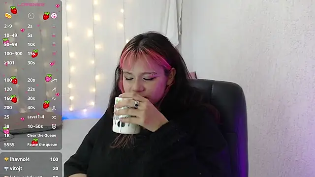 Snapshot of mixie_cute chatting on December 2024 01:14:01 AM mixie cute online show from December 2024 01:14:01 AM