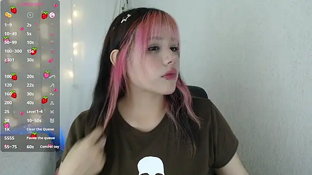 Snapshot of mixie_cute chatting on December 2024 08:58:02 PM mixie cute online show from December 2024 08:58:02 PM