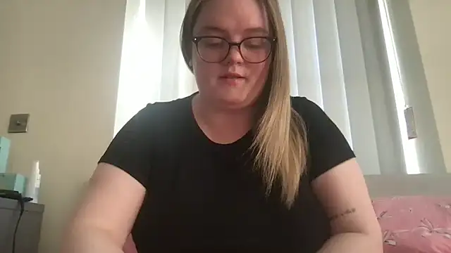 honeyyy24 online show from April 2026 05:26:02 PM