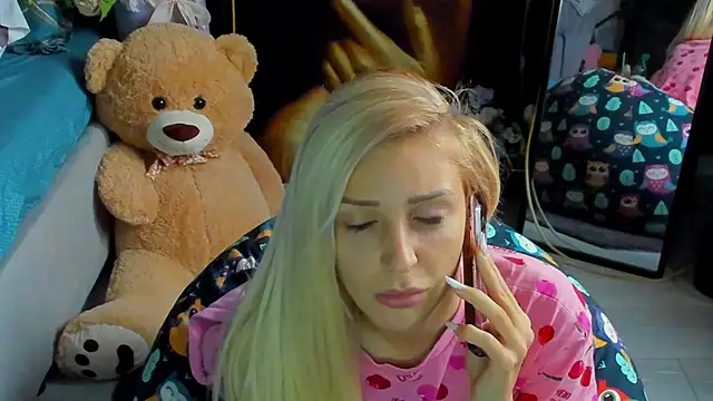 Snapshot of glossy_blondegirl chatting on November 2025 01:54:02 PM glossy blondegirl online show from November 2025 01:54:02 PM