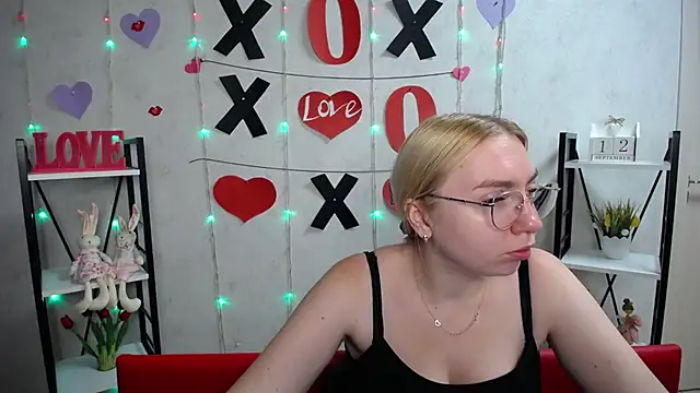 BeatriceFly online show from September 2025 12:05:01 PM