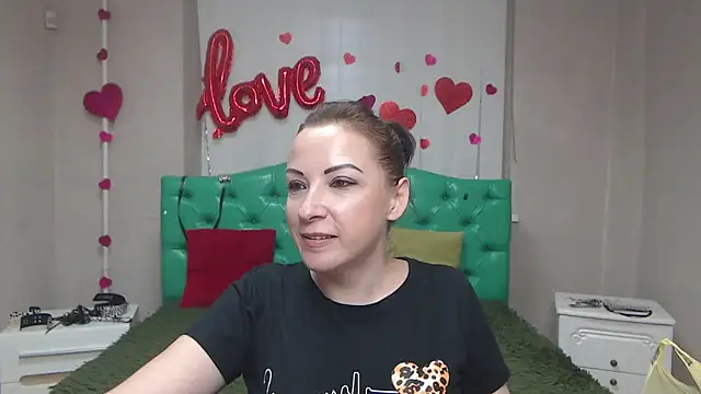 Snapshot of ElizabethSho chatting on May 2026 05:20:02 PM ElizabethSho online show from May 2026 05:20:02 PM
