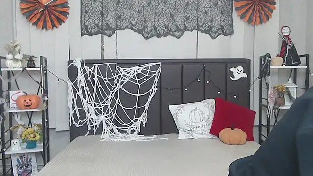 LauraHlot online show from October 2025 06:10:02 PM