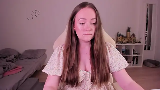 Snapshot of WalkingGirl chatting on November 2025 08:32:01 PM WalkingGirl online show from November 2025 08:32:01 PM